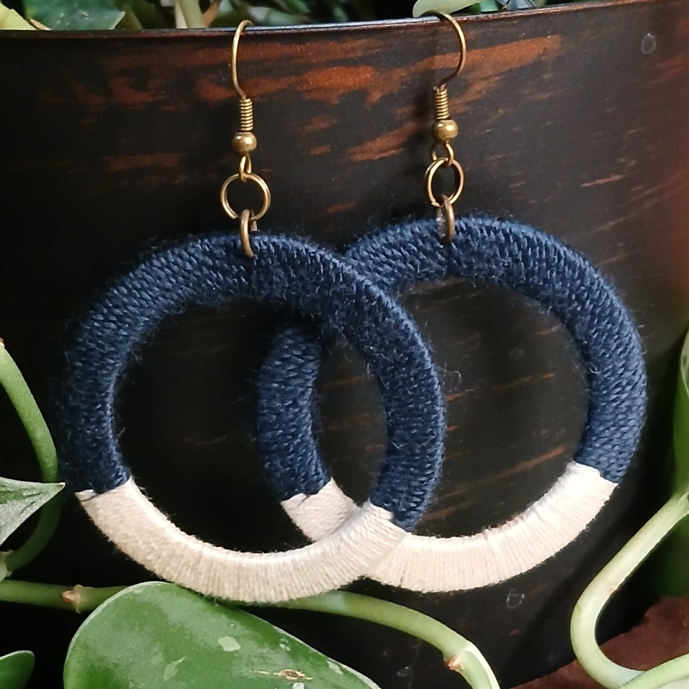 Vintage round lightweight dangle earrings